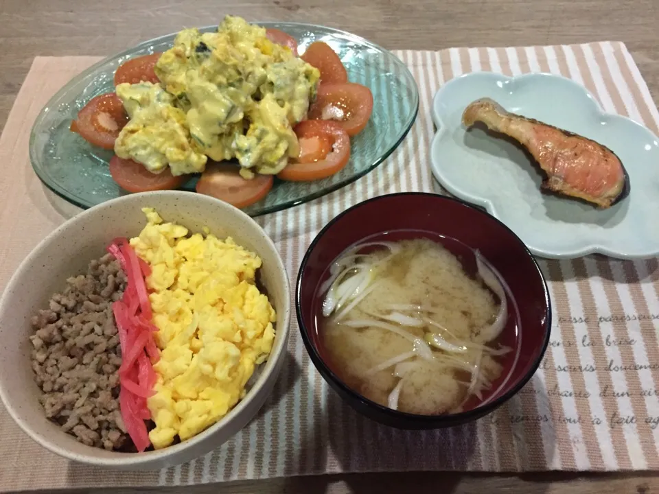 そぼろ丼・カボチャとサツマイモのヨーグルトマヨサラダ・塩鮭・たち(スケソウダラ白子)の味噌汁|まーままさん