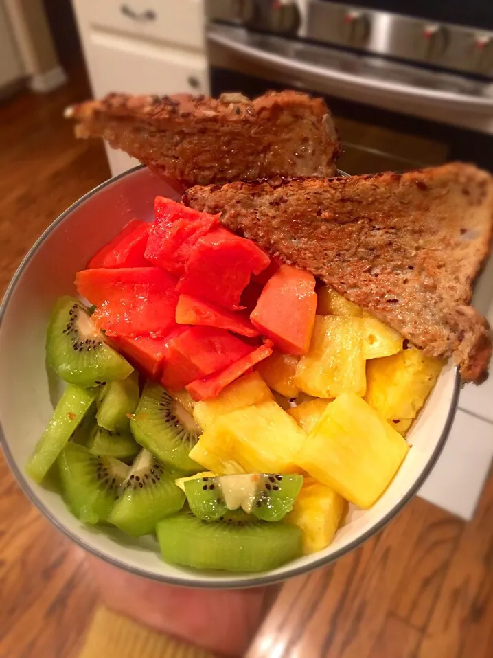 Fruit bowl: papaya, kiwi, pineapple with multi-seed toast topped with earth balance butter|victoria valerioさん