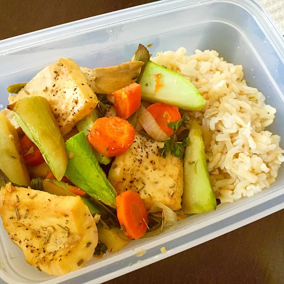 School lunch: brown rice with oregano spiced roasted tofu, xuxu, carrots and onions.|victoria valerioさん