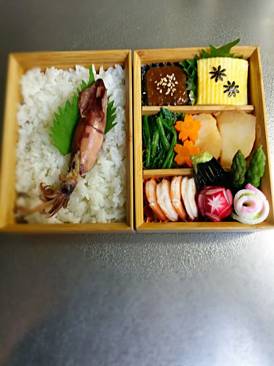 《木曜日のお弁当》🍱

・イカ～ドッカーンご飯（笑）
・じゃがいもの煮物（イカと一緒に煮ました）
・だし巻き玉子
・ほうれん草のピーナッツ胡麻和え
・米ナスの甘味噌田楽
・素揚げ🍆
・ボイルエビ塩味
・温野菜～アスパラガス、✿人参

行ってらっしゃい～♡|藤田 まり子さん