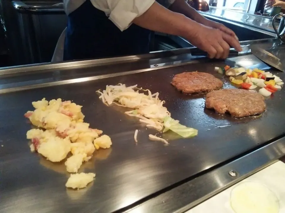 車屋 別館のハンバーグステーキランチ、1010円。|東京ライオンズさん