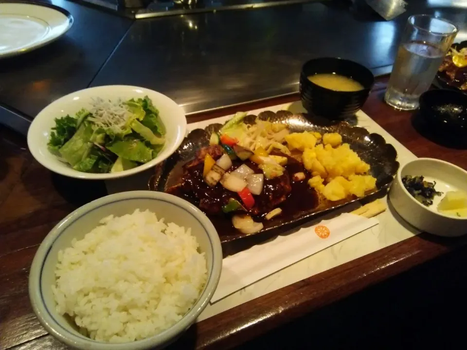 車屋 別館のハンバーグステーキランチ、1010円。
肉を、目の前の鉄板で焼いてくれるのが嬉しいです。
デミグラスソースが美味しく、ハンバーグを引き立てます。
夜はちょいとお値段が高いので、安く食べられるランチ時が僕には良い時間です。
僕のような貧乏人とは違うリッチな人は、ディナーに行って下さいね。
（；^ω^）|東京ライオンズさん