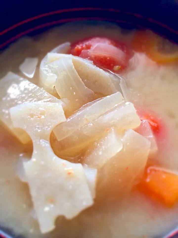 白味噌が甘いから、トマトを入れてみた野菜たっぷり味噌汁で朝食。|Yasuko Fukubaさん