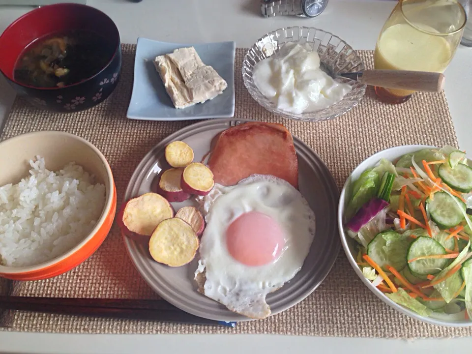 ハムエッグ サラダ 湯葉 ワカメと揚げの味噌汁 牛乳|にゃろめさん