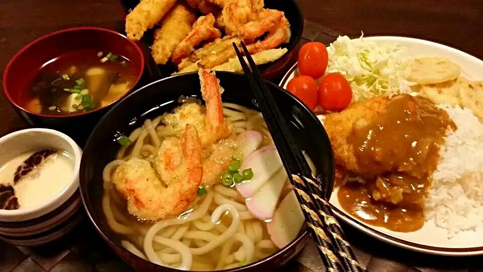 Udon with prawn tempura, rice with japanese chicken curry and sides.|Ilya Ibrahimanさん