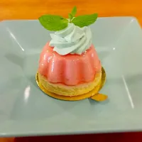 Strawberry mousse & mint chantily with sable|prueさん