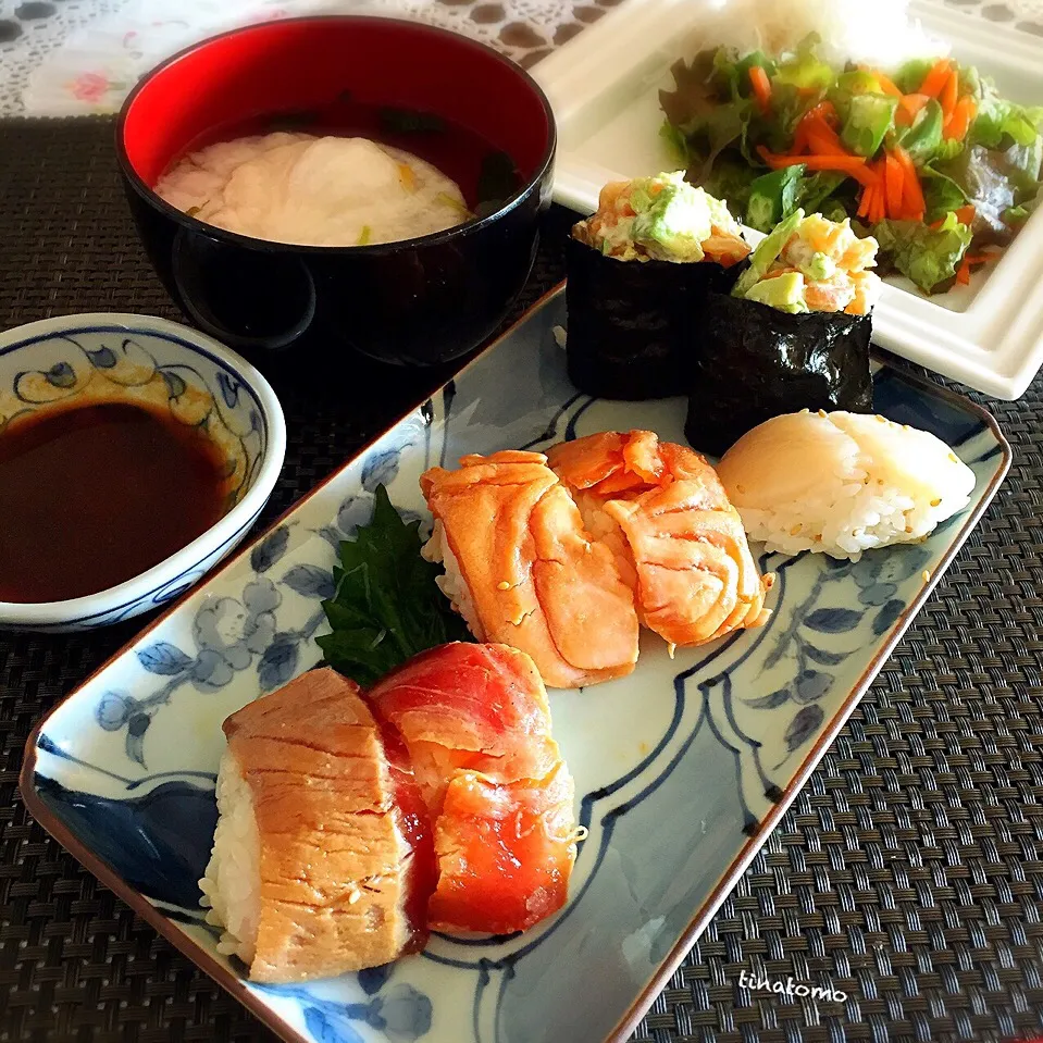 Snapdishの料理写真:マグロとサーモンお刺身で、炙り漬け握り！|Tina Tomoko😋さん