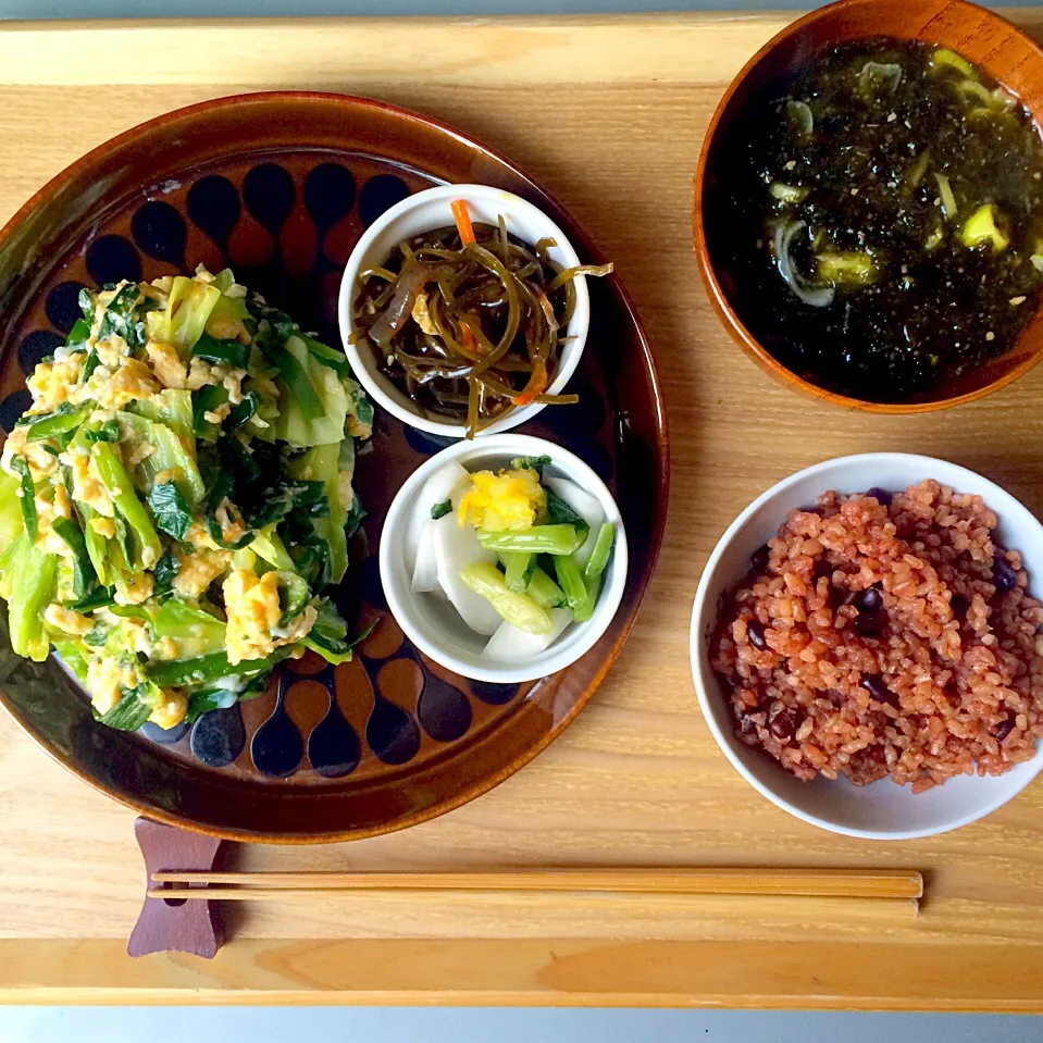 お昼ごはん。きゃべつとにらの卵とじ。切り昆布煮物。かぶの漬け物。あおさとネギのお味噌汁。雑穀米。|yukko7740さん