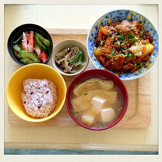 16穀米☆カニかまときゅうりの酢の物☆糸こんにゃくとしめじの甘辛煮☆豚キムチ☆お味噌汁(✿╹◡╹)|とまこ(*^o^*)さん