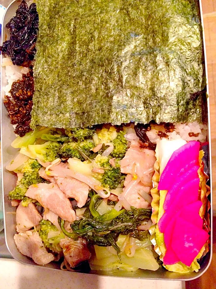 Snapdishの料理写真:パパお弁当🍱  豚トロ野菜炒め(モヤシ、ブロッコリー、セロリ)、白菜浅漬け、大根ビーツ漬け、 紫蘇の葉・実漬け、海苔弁|ch＊K*∀o(^^*)♪さん