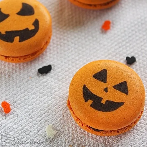 I didnt make it or anything but HAPPY HALLOWEEN in a french macaron :3|Tristan Hansenさん