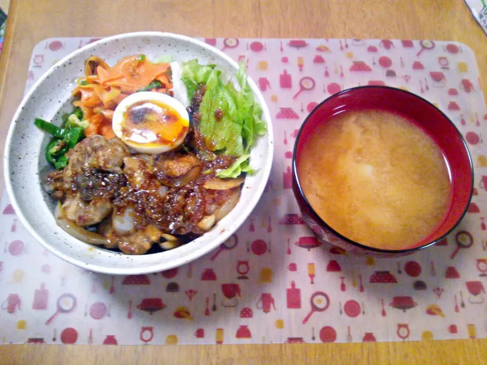 Snapdishの料理写真:10月２７日 しょうが焼き丼 じゃがいものお味噌汁|いもこ。さん