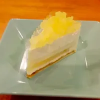 Coconut mousse with pineapple jelly and pineapple jam|prueさん