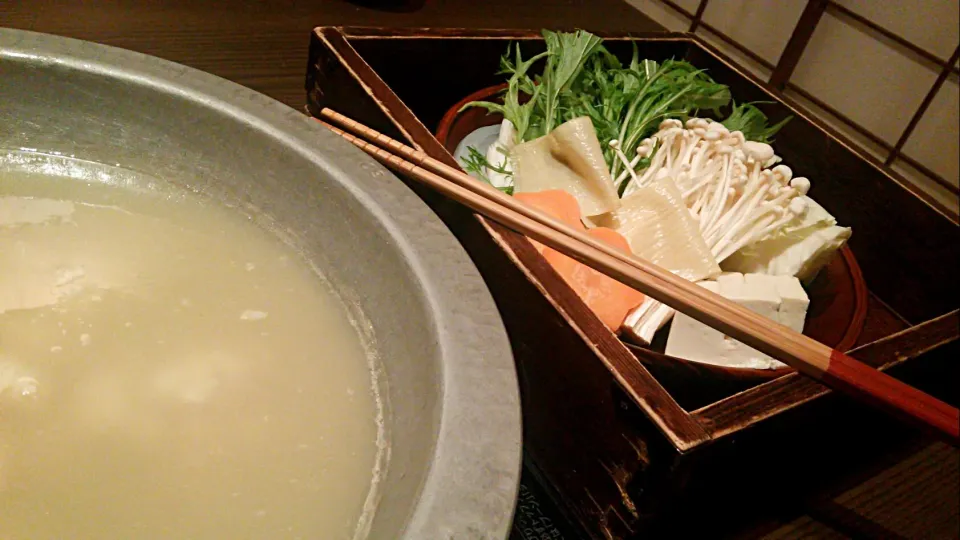 Snapdishの料理写真:何故か、京都で博多鳥水炊き…主役の鍋の図で御座いますわ🍲|にゃあ（芸名）さん