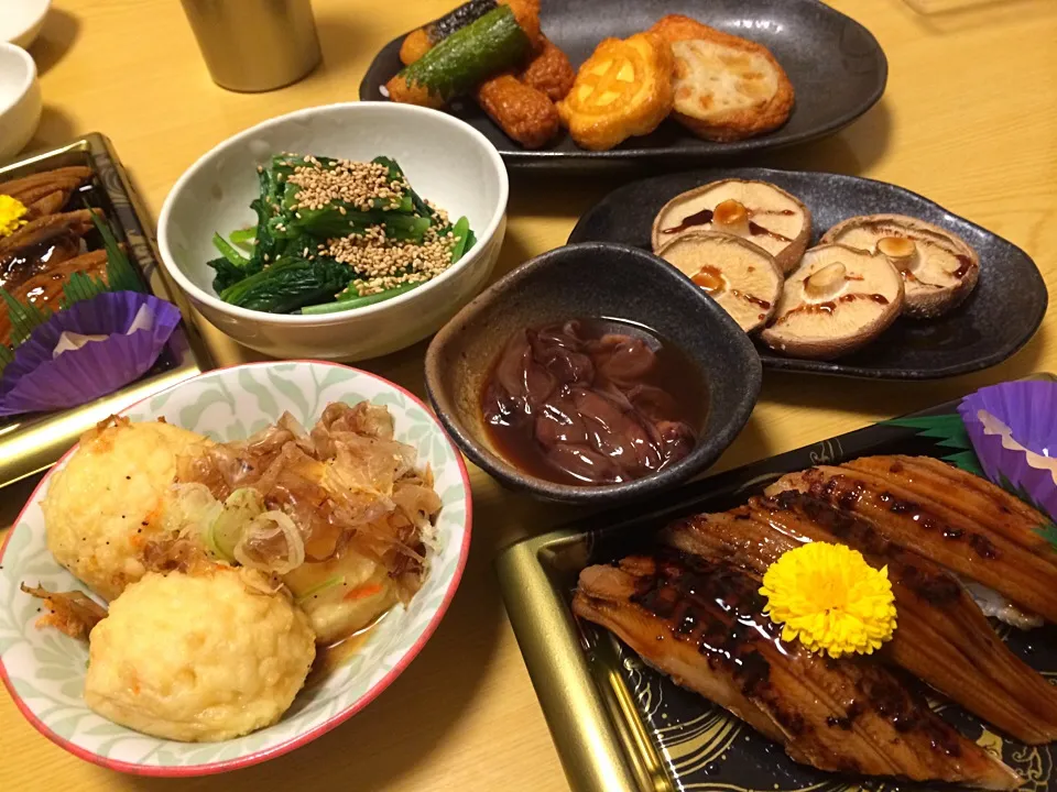 Snapdishの料理写真:家飲み。薩摩揚げ、小松菜のお浸し、焼き椎茸、ほたるいか沖漬け、買ってきたお豆腐の惣菜とあなご寿司。飲まないけど。|liccaさん