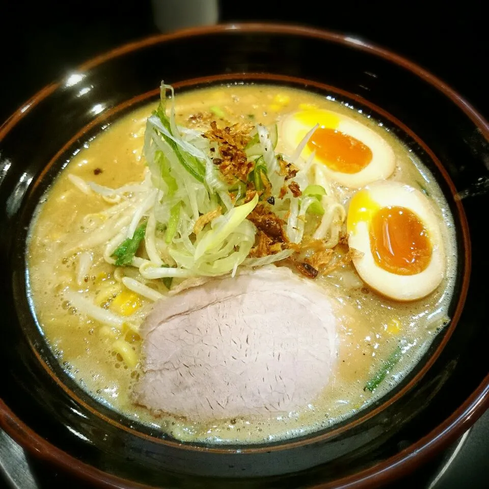 味玉味噌ラーメン！ 市ヶ谷のくるりにそっくり。くるりは行列必至だけど、こちらはゆったり食べられるからポイント高し。いや、もうくるりで並ぶ必要はないな。|Keitaさん