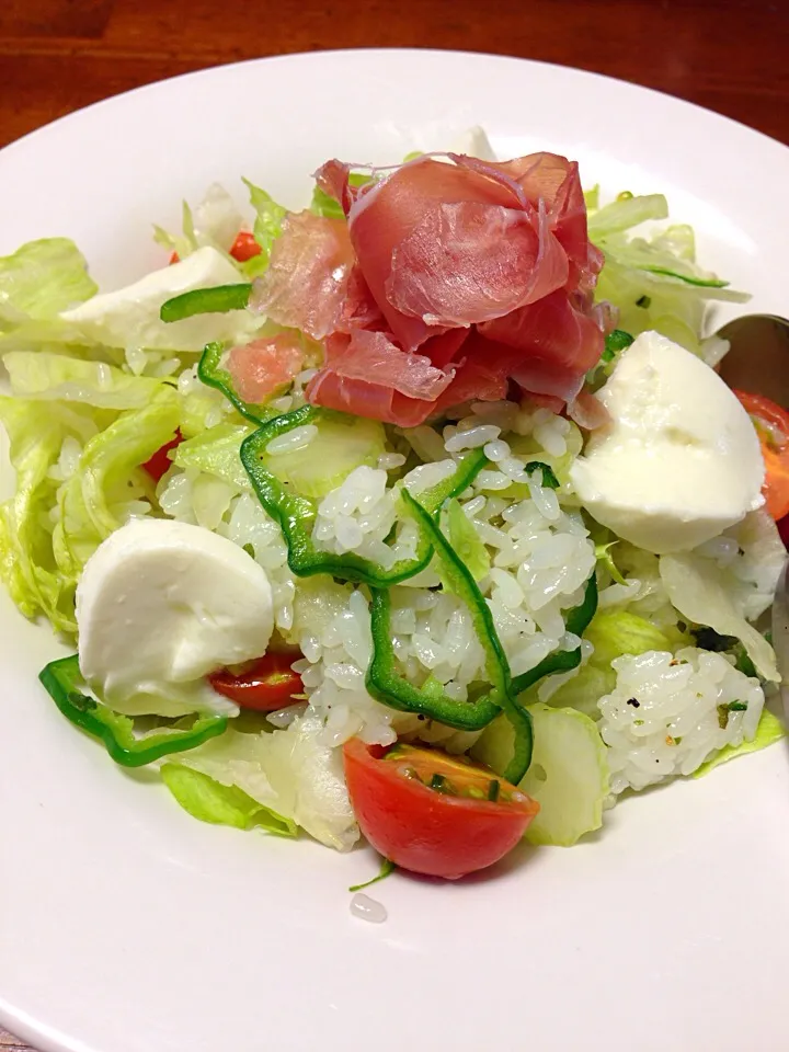 🍀野菜・豆腐のおかず🍀の本より・・・🌱グリーンライスサラダ🌱    パセリとモッツァレラチーズ…ほんでもって生ハムの塩っ気が  い〜い味出してんの💕💖|ゆかゴリラさん