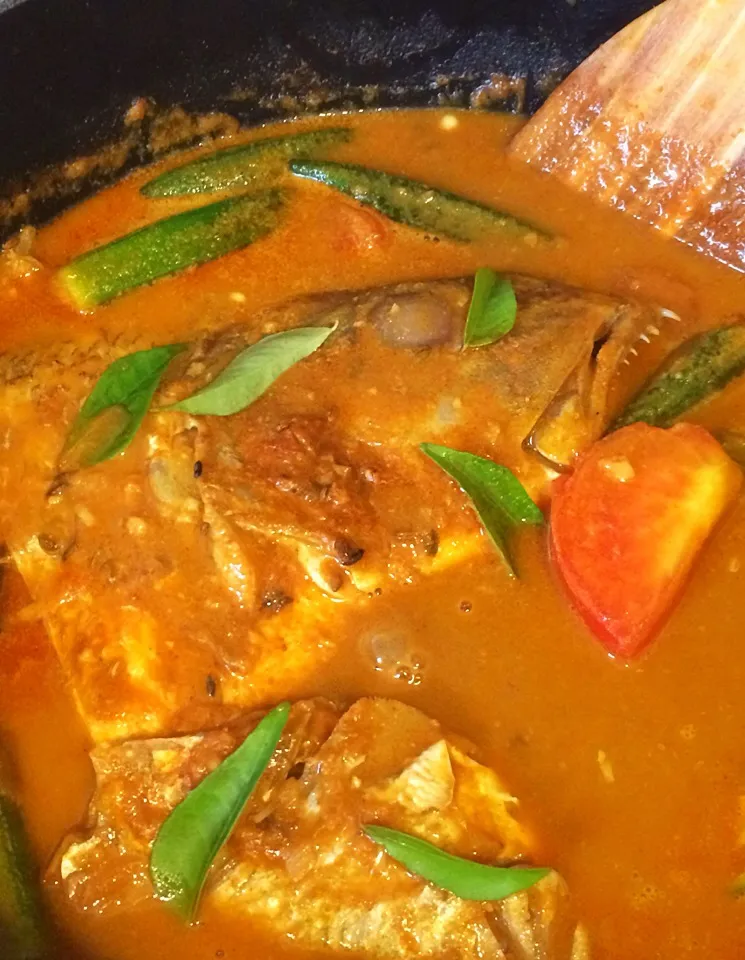 Curry fish head with okra & tomato|12Dragonさん