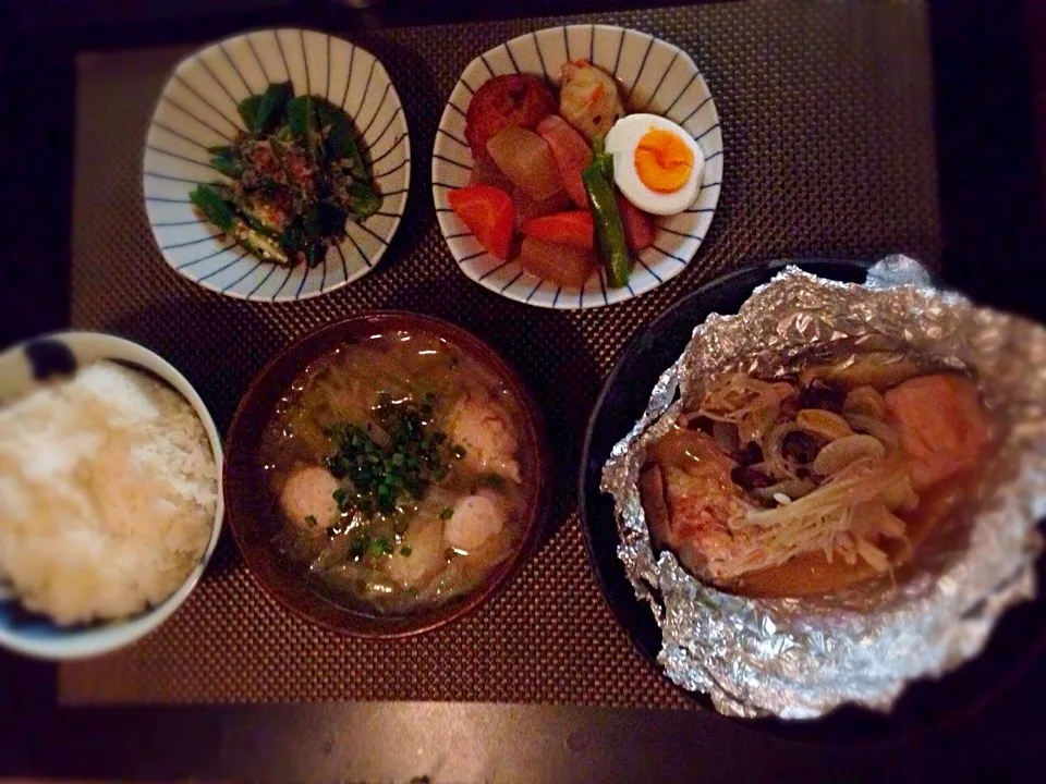 鮭ときのこのホイル焼き、煮物、オクラのおひたし、鶏だんごと白菜のお味噌汁|ayumiさん