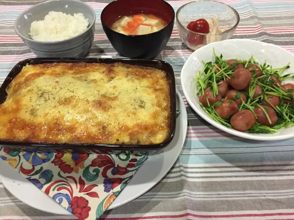 肉味噌アレンジのポテトグラタン・ウィンナーと豆苗炒め物・蒸し鶏トマトのポン酢和え・豆腐と人参の味噌汁|まーままさん