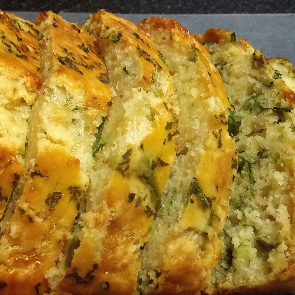 olive bread with lotsa cheese n spring onions n parsley|dotdotdotx2さん