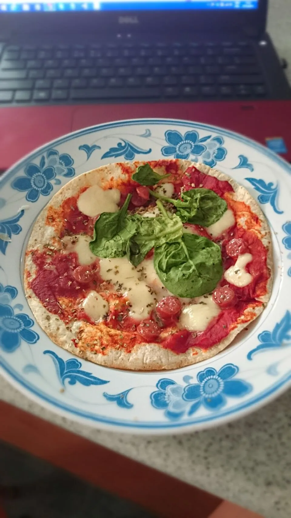 Crispy #pizza with a simple #mozzarella #babyspinach and #chorizo on a fresh tomato base|rachさん