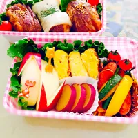 Snapdishの料理写真:肉巻きおにぎり弁当|Ruriko Okadaさん