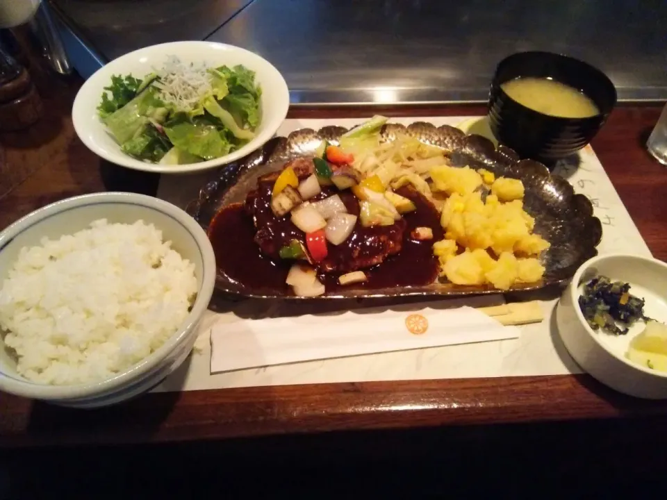 車屋 別館のハンバーグステーキランチ、1010円。|東京ライオンズさん