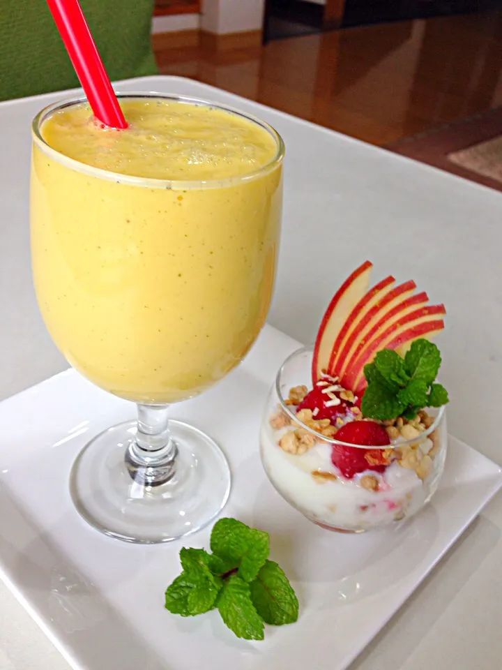 Mango Banana smoothie & granola fruit yoghurt|viviさん