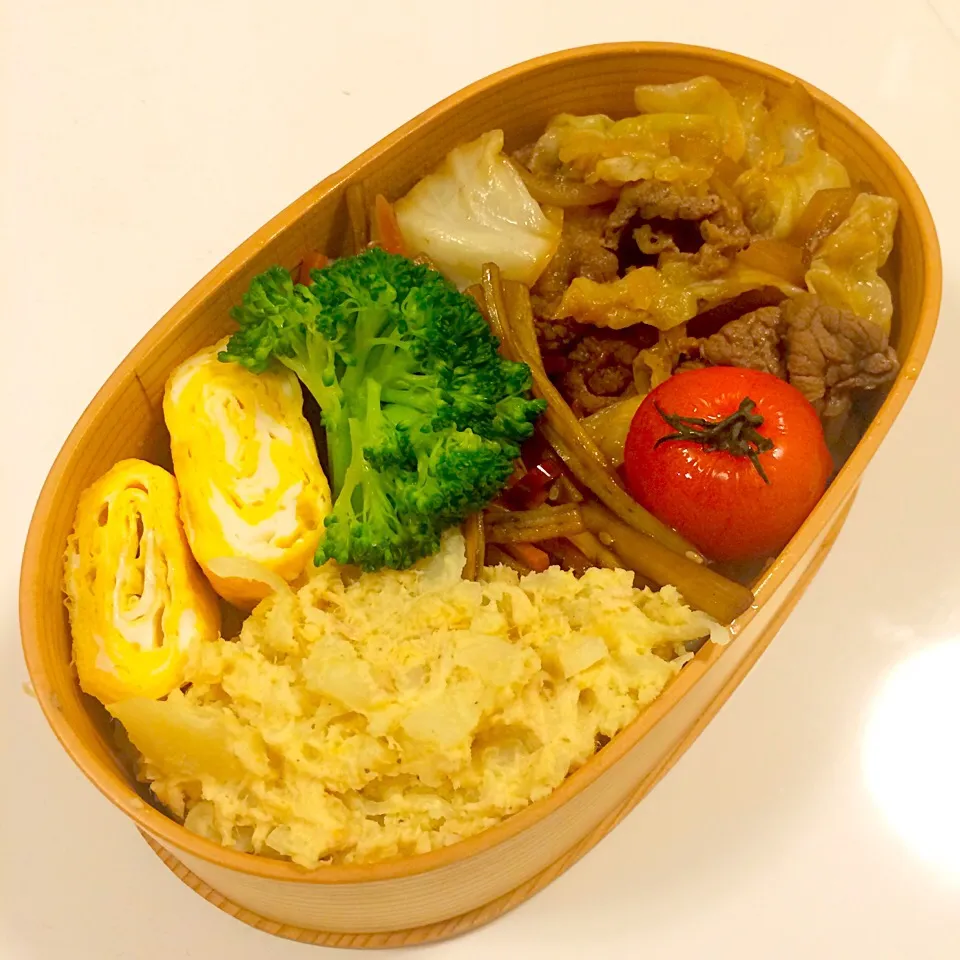 Snapdishの料理写真:今日のお弁当！牛肉とキャベツの甘辛炒め、きんぴらゴボウ、ツナのカレーポテトサラダ、卵焼き、ブロッコリーの塩茹でd(ﾟεﾟ*)|mamigoさん