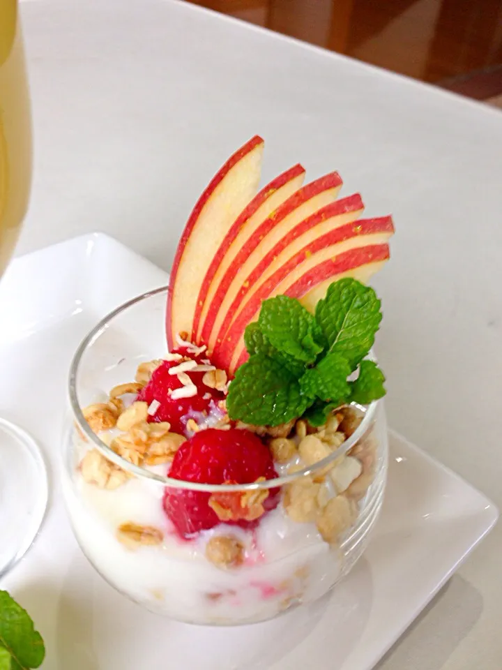 granola fruit yoghurt|viviさん