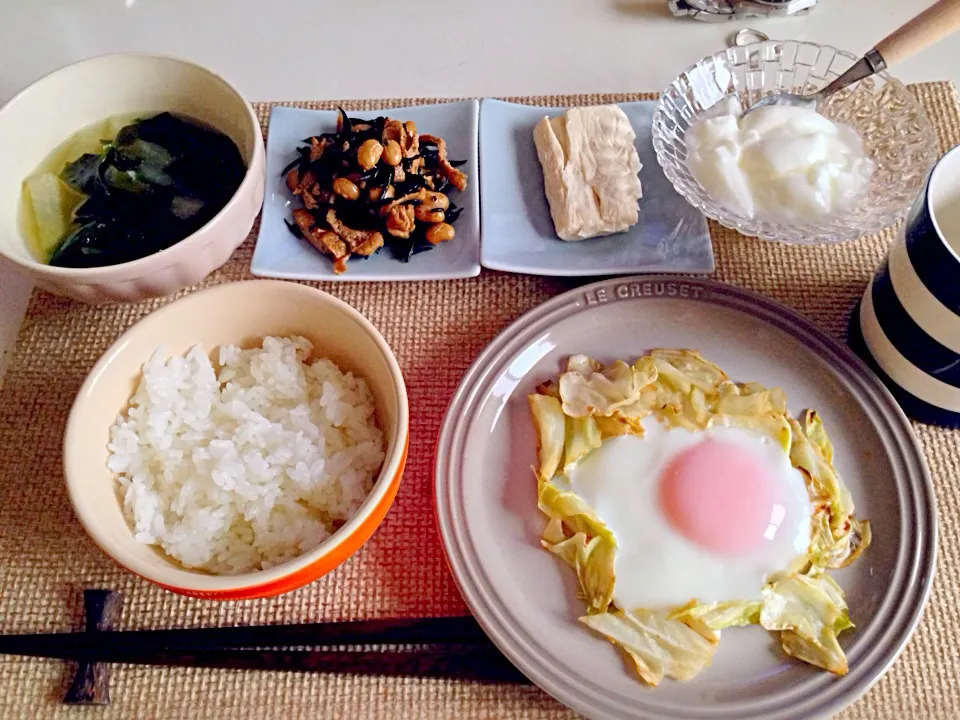 キャベツの巣ごもり卵 ひじき煮 湯葉 大根とほうれん草のコンソメスープ ヨーグルト 牛乳|にゃろめさん