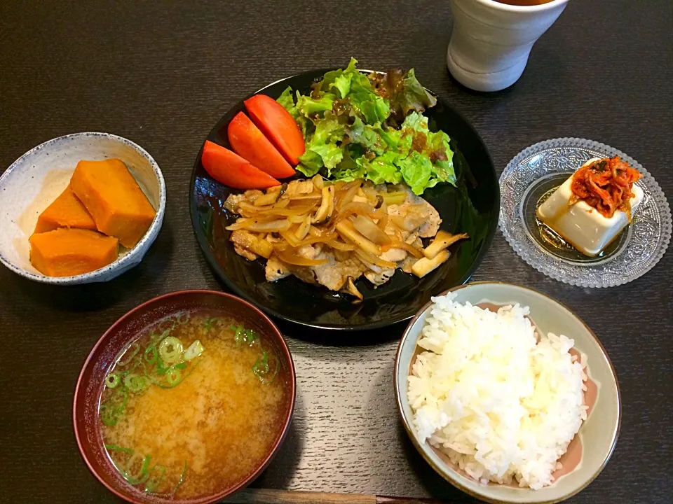 Snapdishの料理写真:冷蔵庫にある物で夜ご飯〜ポン酢で豚と玉ねぎの炒め物✳︎かぼちゃの煮物✳︎キムチ冷奴✳︎サツマイモのお味噌汁〜|acoyaさん