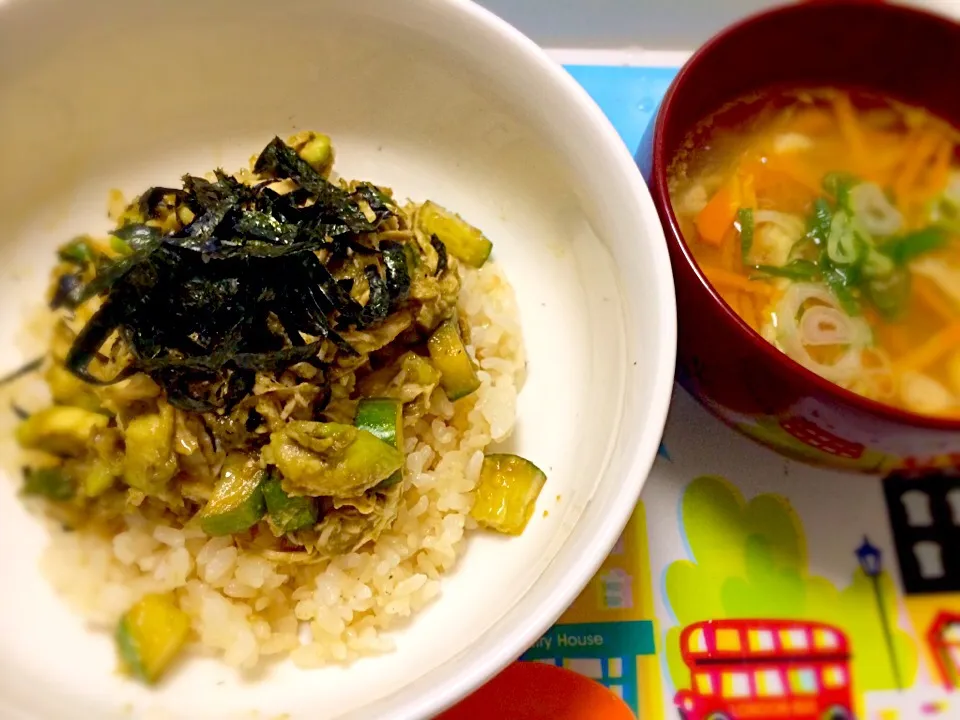 アボガドとササミと胡瓜の丼、人参のすりごま入味噌汁🍴|ちょきさん