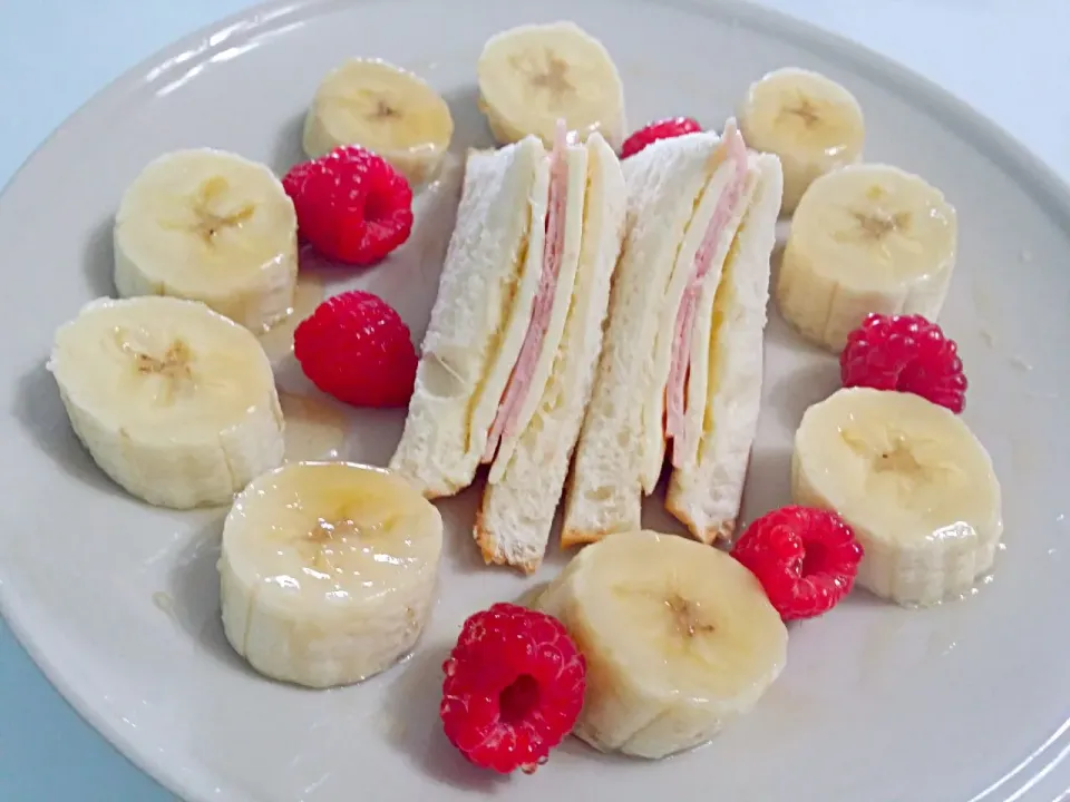 🌷Ham & Cheese Sandwich 😙🌷
🌷Banana Raspberries Maple Syrup🍌🍓🌷|🌷lynnlicious🌷さん