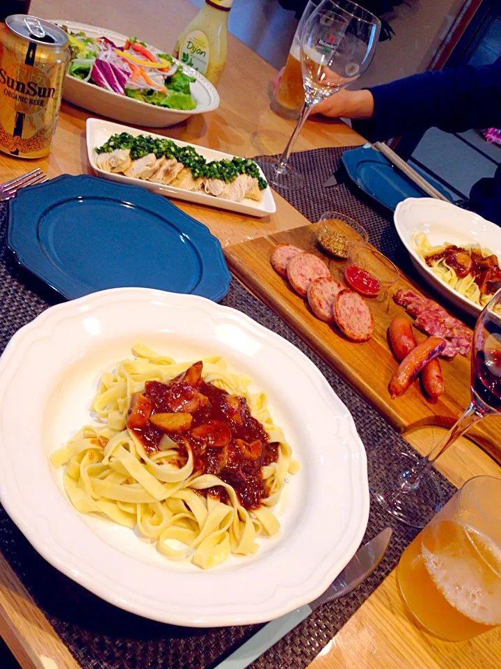 Snapdishの料理写真:腸詰屋の肉パーティー、生パスタ、サラダ、鶏胸肉ネギソース|Mikiさん