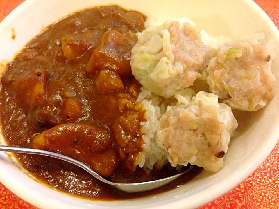 横浜中華街・龍鳳酒家 金曜ランチ限定 気まぐれカレー🍛大盛 今日はシウマイ3|ゆうじ.さん