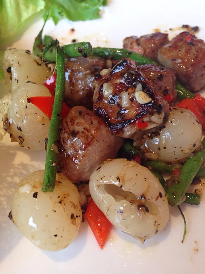 Snapdishの料理写真:Black pepper beef cubes with Logan @ peach blossom|definitelyjoannaさん