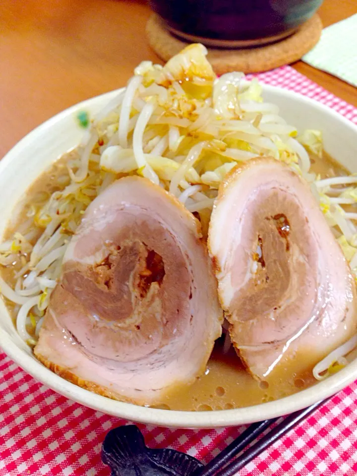 旦那作 使ったモヤシ2人分で800g⁉︎ モヤシ増し増し増し増し豚骨醤油ラーメン🍜|デミさん