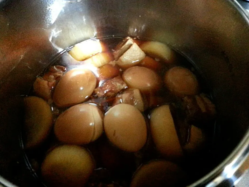 角煮♪ のつもりが、蓋を開けたら大根と玉子メインになってた(￣□￣;)!!
Pork and daikon radish and boiled eggs stew with sweet soy sauce.|BUBUさん