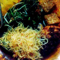 indonesia fried noodle + urap + tempe + chicken semur

my lunch today.. yumms..|wulandikaさん