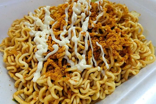 インスタントのスパイシーカレー焼きそば♪
これがお昼ごはんw|深夜特急fさん