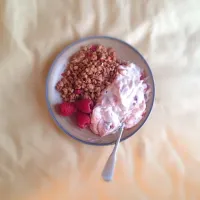 Face Yogurt with granola and raspberries|Kimberly Williamsさん