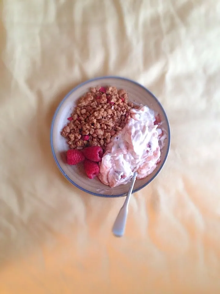 Face Yogurt with granola and raspberries|Kimberly Williamsさん