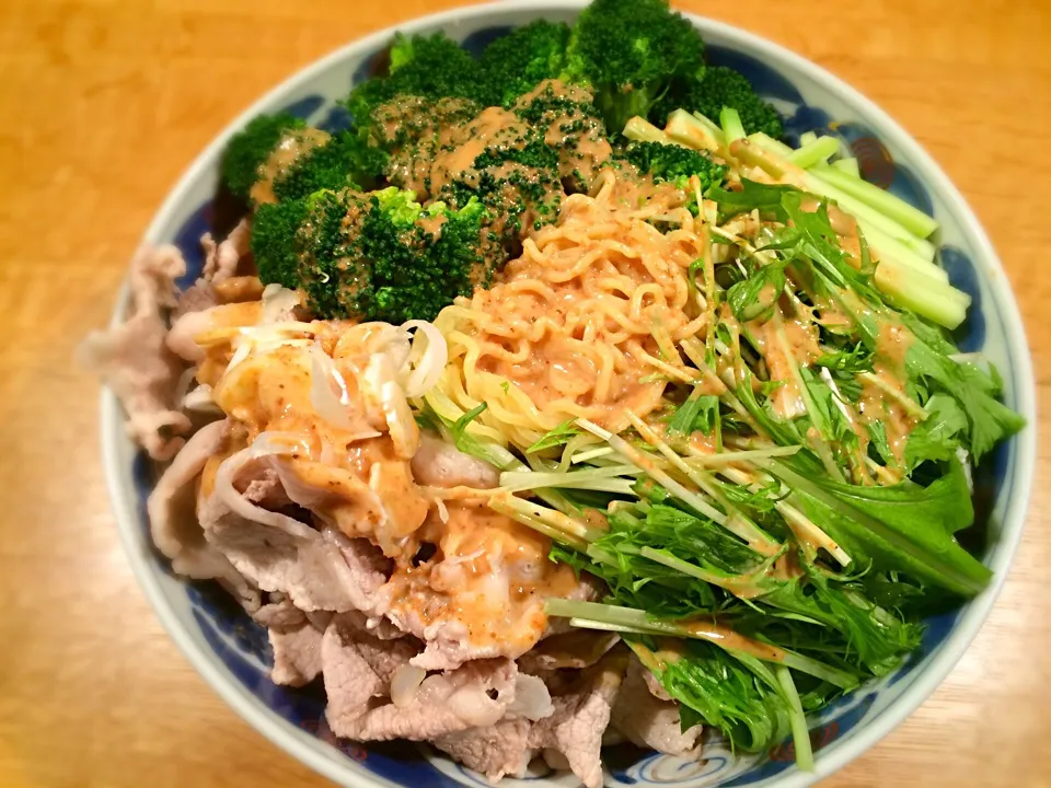 お店で食べるとラーメンが少なくて寂しいので、2玉のラーメンを忍ばせた山盛りラーメンサラダなのだ💥|doc3387さん