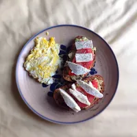 Egg, rye bread, avacado, tomatoe, mozzarella|Kimberly Williamsさん