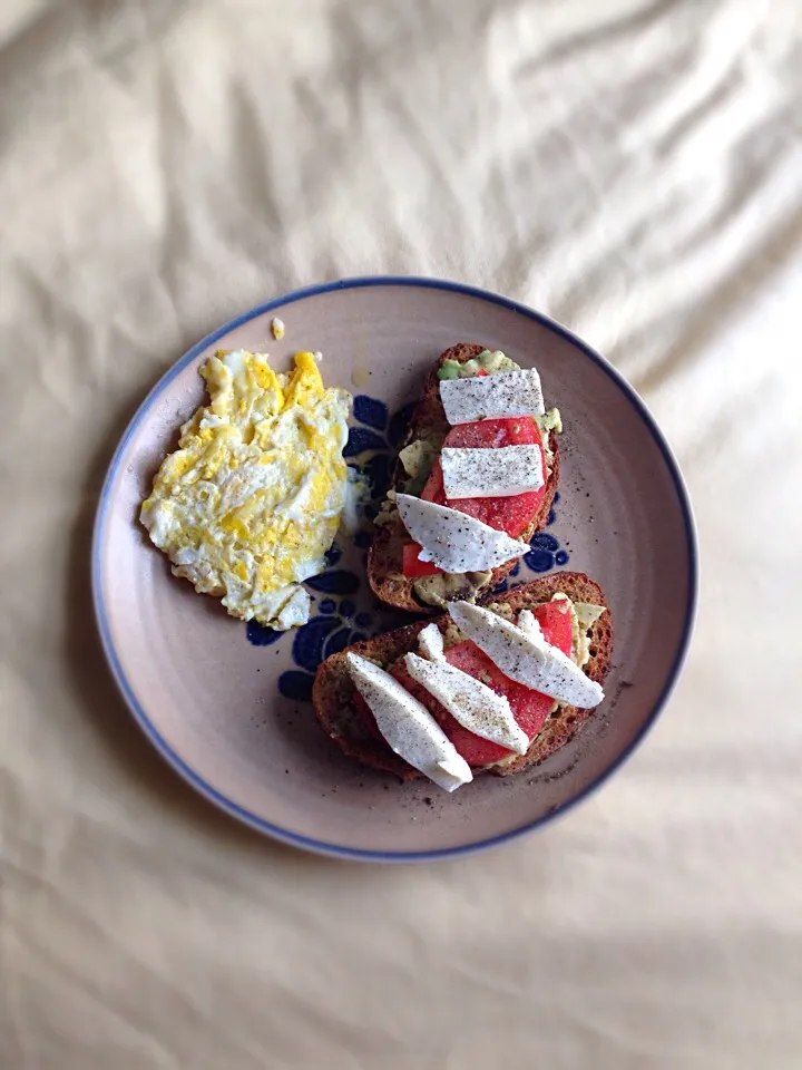 Egg, rye bread, avacado, tomatoe, mozzarella|Kimberly Williamsさん