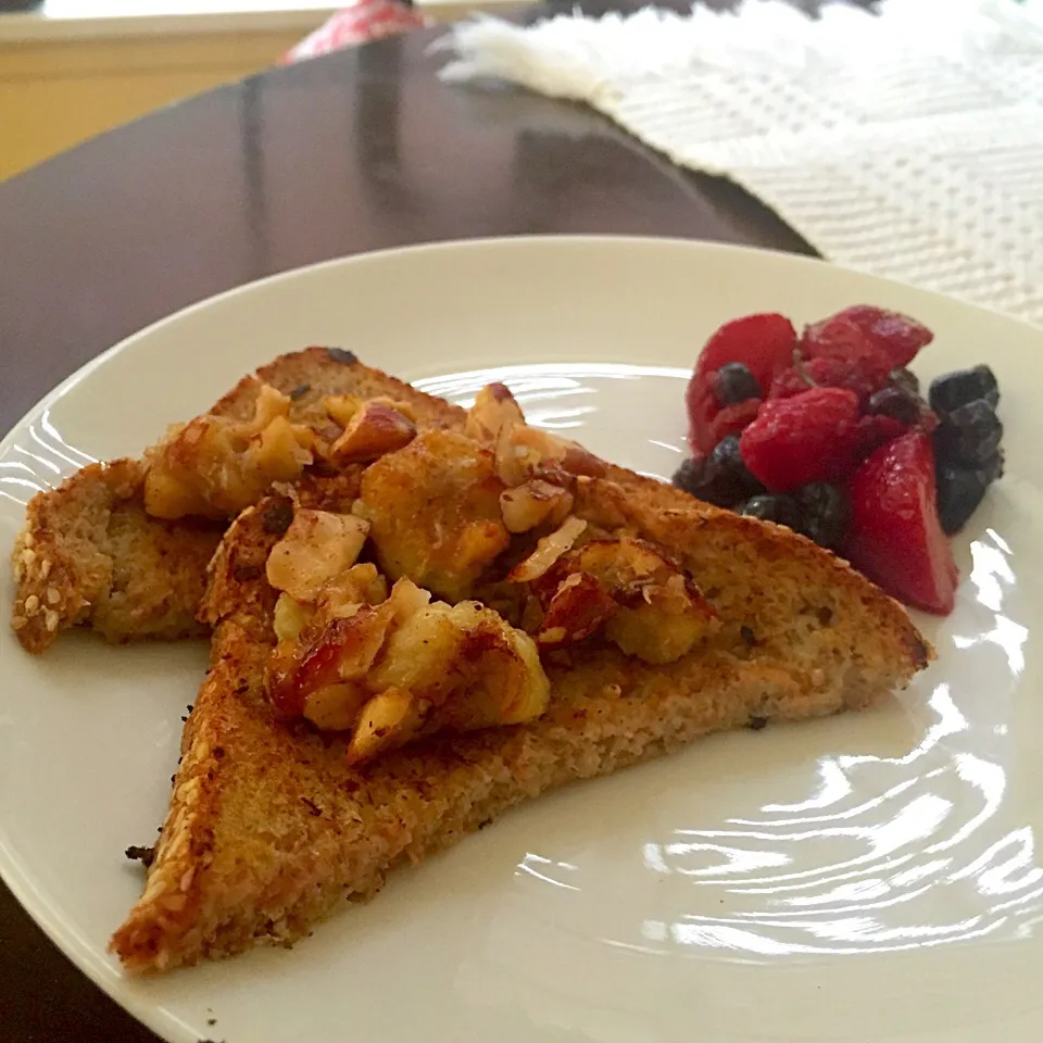 Vegan pumpkin spice French toast with caramelized bananas & pecans and a side of berry compote|victoria valerioさん