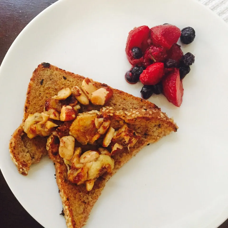 Vegan pumpkin spice French toast with caramelized bananas & pecans and a side of berry compote|victoria valerioさん