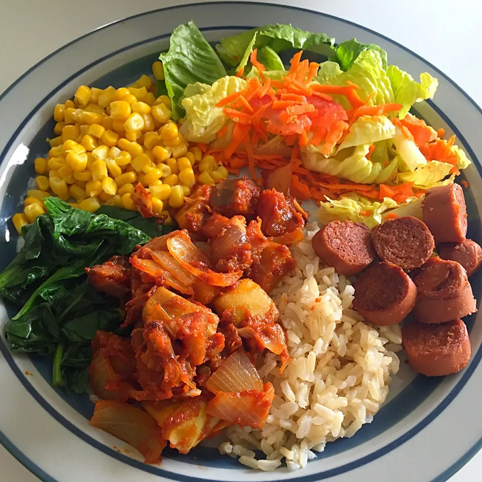 Eggplant and xuxu ratatouille with brown rice, veggie sausage, spinach, corn and salad|victoria valerioさん